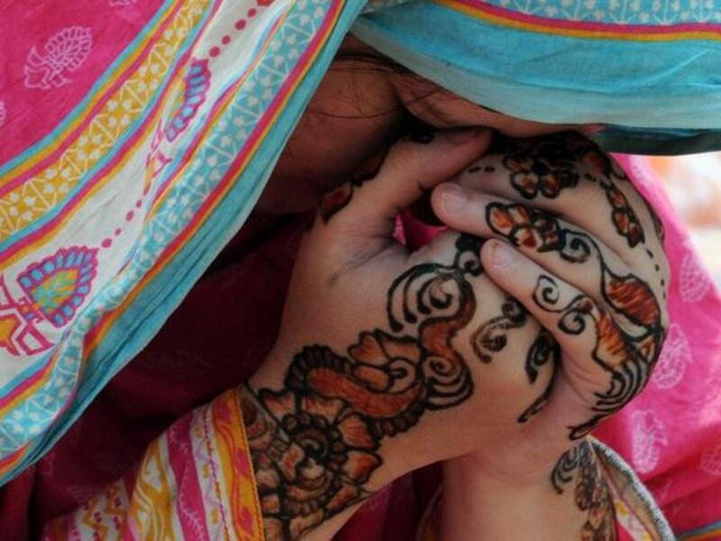 A Pakistani Muslim woman prays during Eid al-Fitr prayers at the Badshahi Masjid Mosque on August 9, 2013. (AFP)
