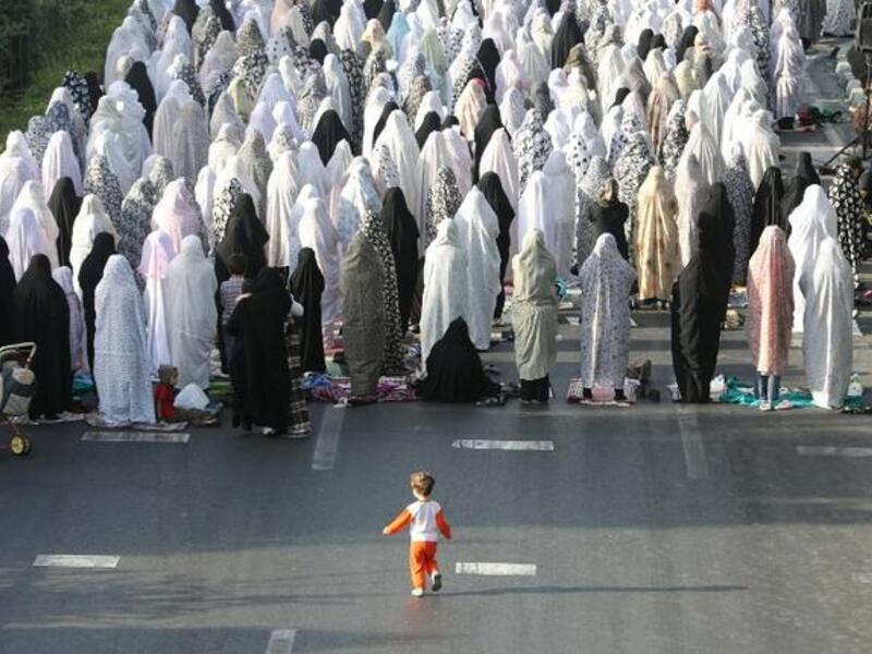 Iranian women pray on the first day of Eid al-Fitr for Shiite Muslims in Tehran on August 9, 2013. (AFP)

