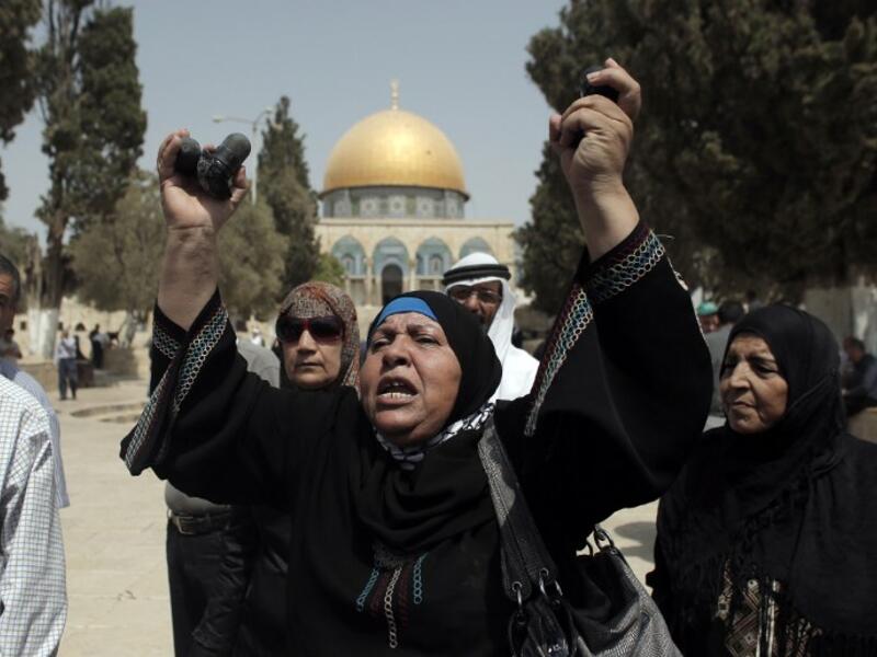A Palestinian woman shows rubber bullets reportedly used by Israeli riot police outside the Dome of Rock at Al-Aqsa mosque in Jerusalem's Old City after clashes erupted at the compound between Palestinians and Israeli police on September 13, 2015, just hours before the start of the Jewish New Year. (AFP/Ahmad Gharabli)