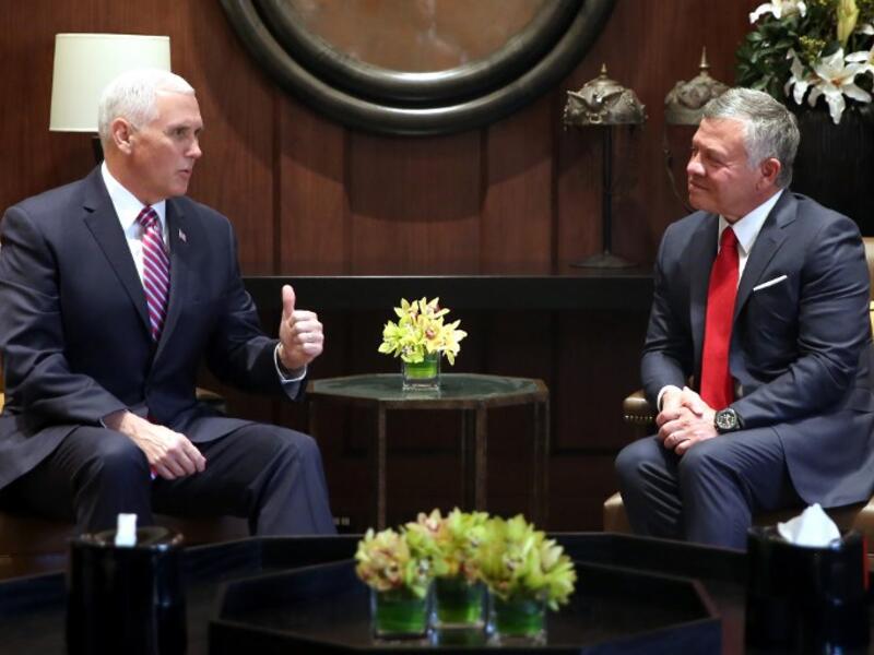 US Vice President Mike Pence (L) meets with Jordan's King Abdullah II in the capital Amman, on Jan. 21, 2018 (Khalil MAZRAAWI / AFP)
