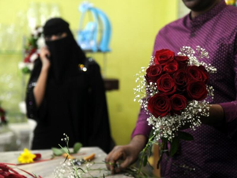 A florist prepares a Valentine's Day bouquet of flowers for a Saudi client at a flower shop in Jeddah on Feb. 14, 2018 (STRINGER / AFP)