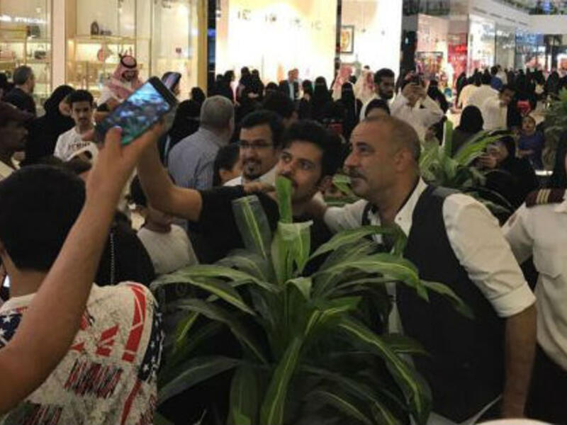 جرى التوقيع مع الفنان محمد سعد (اللمبي) لتقديم عروض مسرحية خاصة في مناطق مختلفة داخل المملكة.