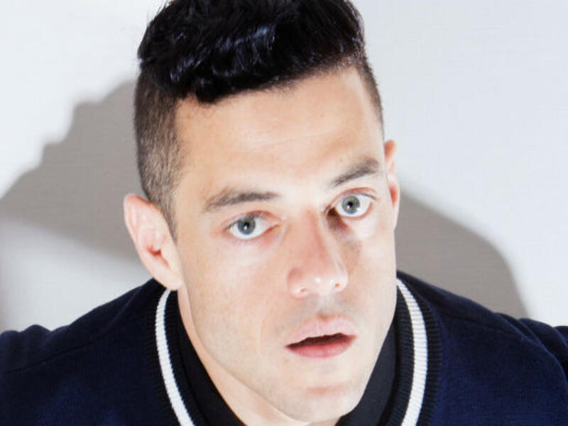 خلال المرحلة الثانوية من دراسته، شجعه والده على دراسة القانون ليصبح محاميًا، وانضم إلى فريق المسابقات، وهناك لاحظ معلمه موهبته في مجال التأويل الدرامي للأحداث، فشجعه على التمثيل في مسرحية "Zooman and The Sign ". 