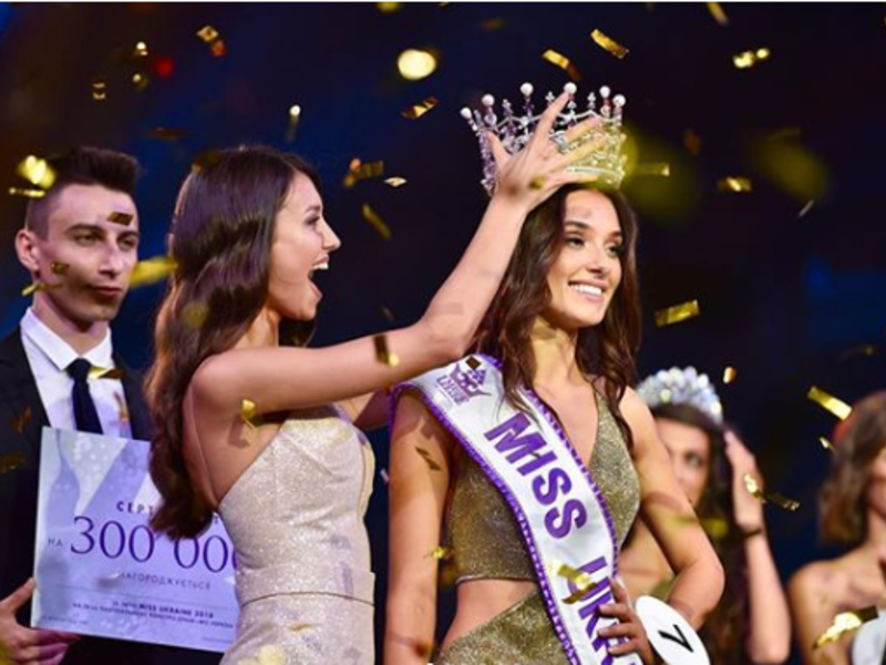 ملكة جمال أوكرانيا لعام 2018 فيرونيكا ديدوسينكو: بعد اكتشاف بأنها كانت متزوجة ولديها ابن عمره 4 سنوات واسمه "ألكسندر" وهو ما يتعارض مع قواعد المسابقة الوطنية ومسابقة ملكة جمال العالم.
