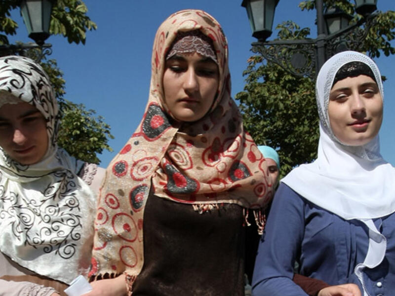 Russia-women-veil-hijab-muslim-garden-park-img.rt.com-2015