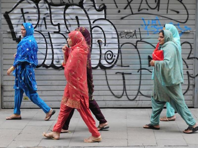Spain-women-hijab-burqa-walking-street-public-s3.amazonaws.com-2015