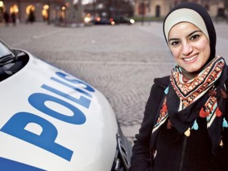 Sweden's-first-veiled-police-officer-hijab-www.muslimwomennews.com-2015