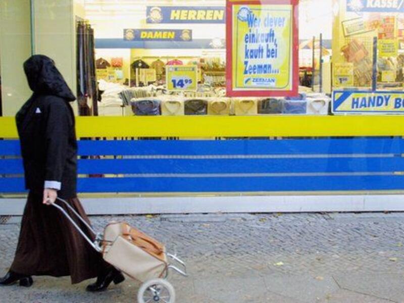 black-burqa-woman-shopping-cart-ichef.bbci.co.uk-2015