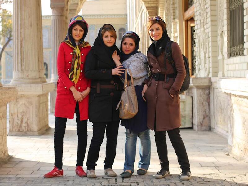 iran-hijab-young-women-public-street-dreamofiran.com-2015