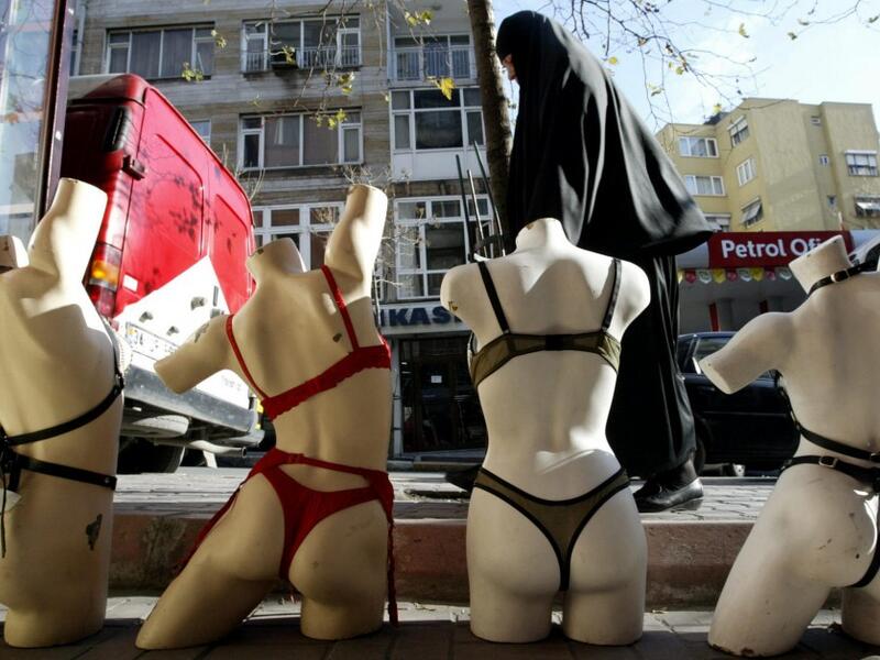 lingerie-sexy-burqa-woman-cdn2.scmp.com-2015