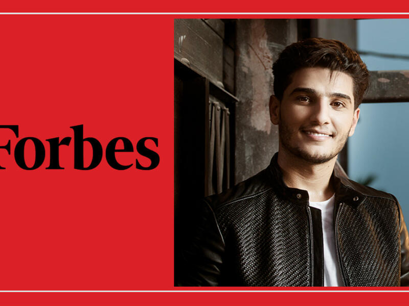 المركز العاشر: محمد عساف من فلسطين / العمر: 29 عامًا /  الفائز بالنسخة الثانية ببرنامج "آراب أيدول"، بدأ الغناء في سن مبكر، وأُنتج عنه فيلم عام 2015، اختارته الأمم المتحدة سفيرا للنوايا الحسنة.