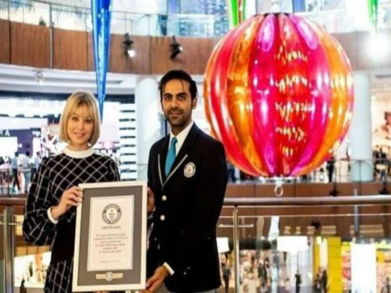 حقق مول دبي رقم قياسي جديد في موسوعة "جينيس" للأرقام القياسية، وذلك بصنع أكبر كرة زينة احتفالية بموسم أعياد الكريسماس في العالم، وبلغ وزنها 1100 كيلوجرام، وبارتفاع 6.5 أمتار، وعرض 4.6 متر.