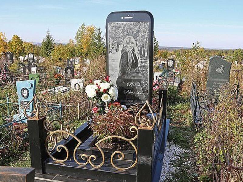 A dead Russian woman has been given a 5ft high tombstone in the shape of her favourite iPhone (dailymail)