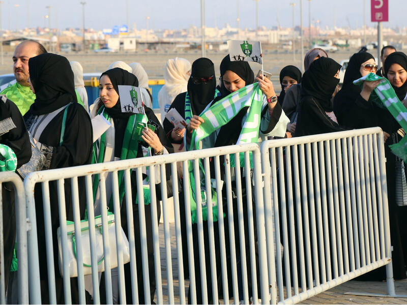 هيلة الفراج: أول معلقة رياضية في تاريخ الرياضة السعودية، وبدأت أولى تجربتها في عالم التعليق الرياضي خلال فعاليات كرة القدم النسائية الخليجية والتي انطلقت بالدمام في الفترة ما بين 1 وحتى 6 مارس الجاري.