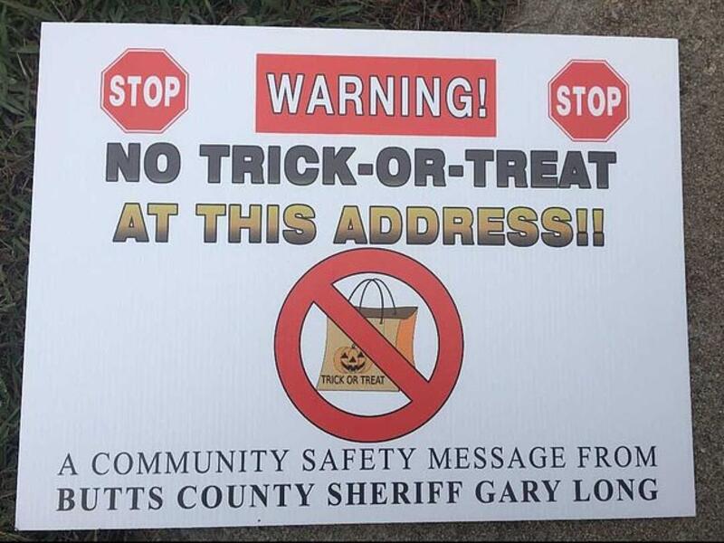 A sheriff's office in Georgia has put signs in the yards of sex offenders urging children not to trick or treat at those houses (dailymail)