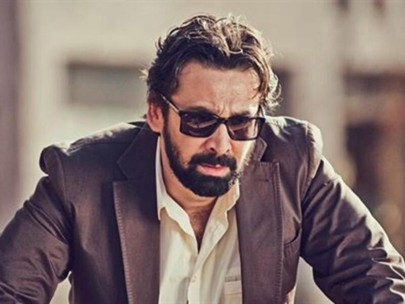قبل أسبوع تقريبًا، انتشر خبر يُفيد بوفاة الفنان كريم عبدالعزيز لكن سرعان ما نفت الصفحة الرسمية له عبر "فيسبوك" ذلك، مبينة أنه مشغول بتصوير فيلمه الجديد "نادي الرجال السري".