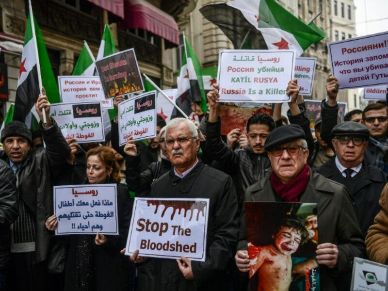 Protest against the ongoing Syrian government offensive in Eastern Ghouta in front of the Russian Embassy in Beirut (AFP/File Photo)