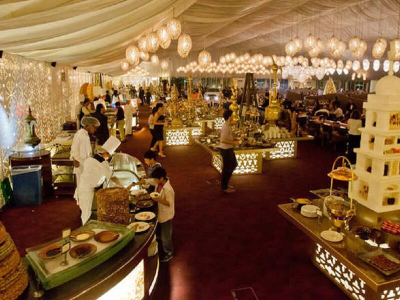 "الإمارات" تعتبر المجاهرة بالإفطار في رمضان من الجرائم الماسة بالعقائد والشعائر الدينية، ويعاقب عليها بالحبس مدة لا تزيد عن شهر أو بغرامة لا تتجاوز 2000 درهم(544$).