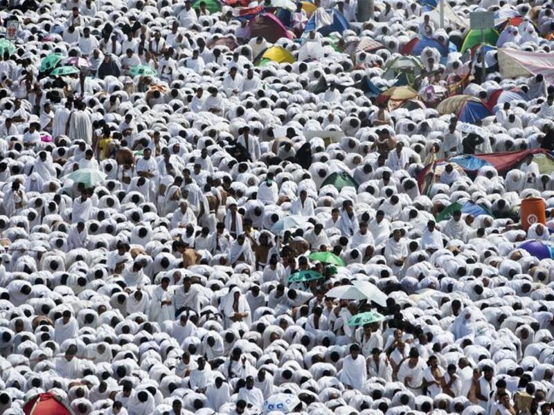أنه يوم العيد لأهل الموقف قال النبي صلى الله عليه وسلم: "يوم عرفة ويوم النحر وأيام منى عيدنا أهل الإسلام " .ومباهاة الله بأهل عرفة أهل السماء قال النبي صلى الله عليه وسلم: " إن الله يباهي بأهل عرفات أهل السماء".