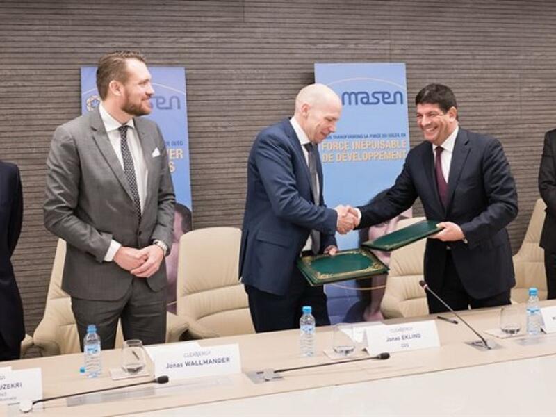 Signing process with from left Hicham Bouzekri R&D Director Masen, Jonas Wallmander, Vice President Partners and Collaboration Cleanergy AB, Jonas Eklind CEO Cleanergy AB, Mustapha Bakkoury President Masen and Obaid Amrane board member Masen