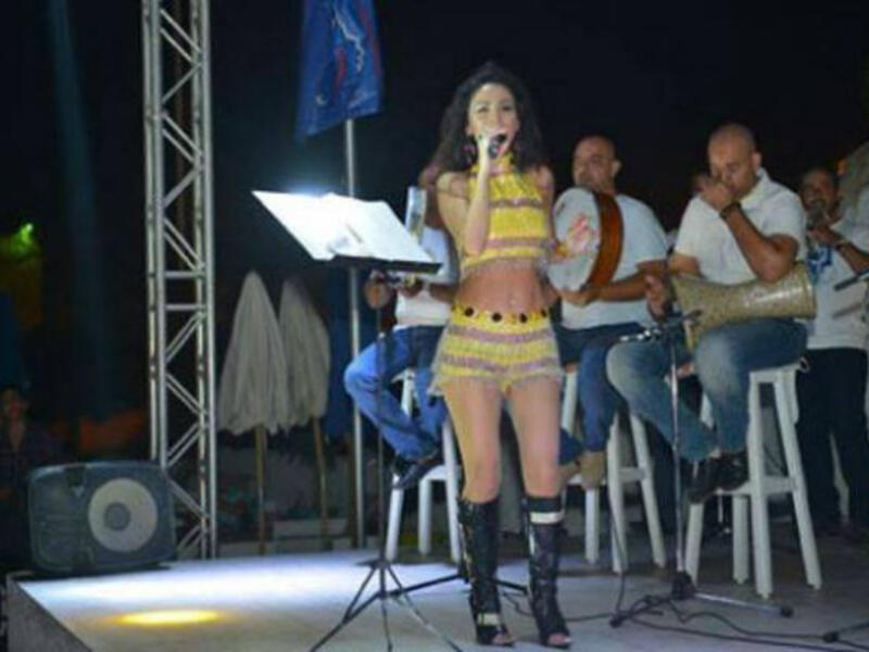 تفاعلت المغنية اللبنانية دوللي شاهين مع جمهور حفلها بالساحل الشمالي، من خلال الرقص أثناء أدائها إحدى أغنياتها لتتصدر قائمة الترند في مصر.