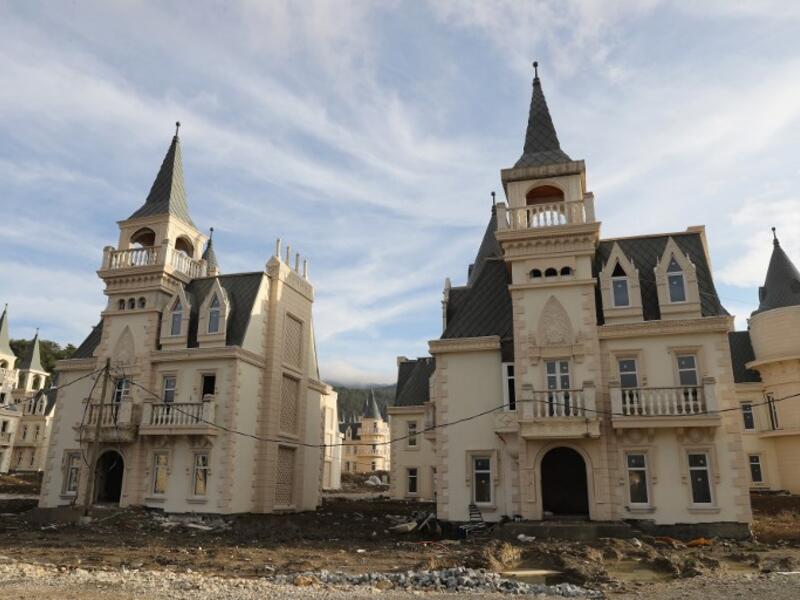A photo shows hundreds of houses part of the Sarot Group's Burj Al Babas project  close to the town centre of Mudurnu in the Bolu northwestern region. 
Adem ALTAN / AFP