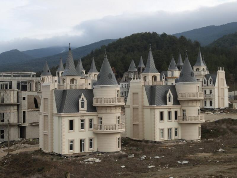 A photo shows hundreds of houses part of the Sarot Group's Burj Al Babas project  close to the town centre of Mudurnu in the Bolu northwestern region. 
Adem ALTAN / AFP