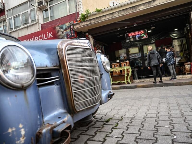 People stay outside an auction house in Istanbul's Balat district.
OZAN KOSE / AFP