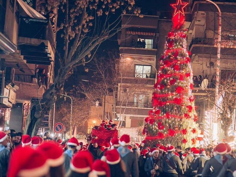 People dressed as Santa Clausand (Jalal Ibrahim Photography, Twitter)