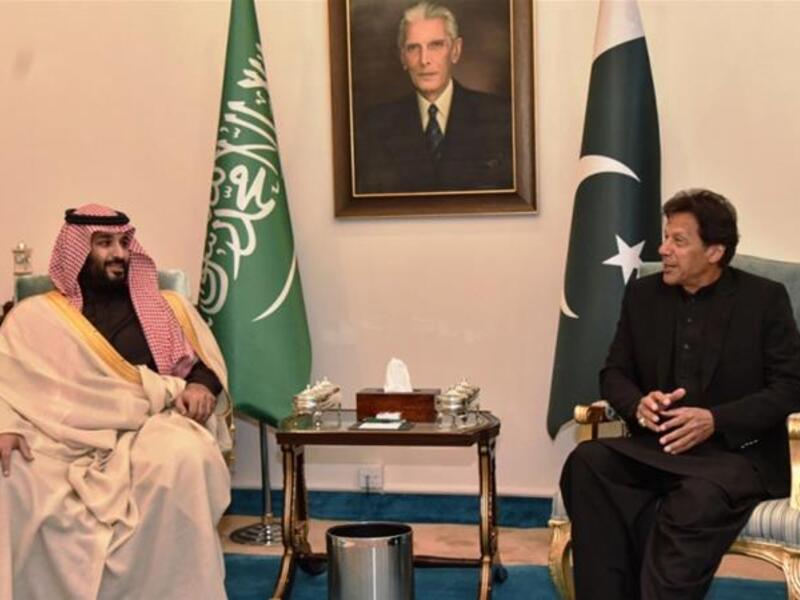 Saudi Arabia's Crown Prince Mohammed Bin Salman warmly welcomed by Pakistan's Prime Minister Imran Khan (Twitter)
