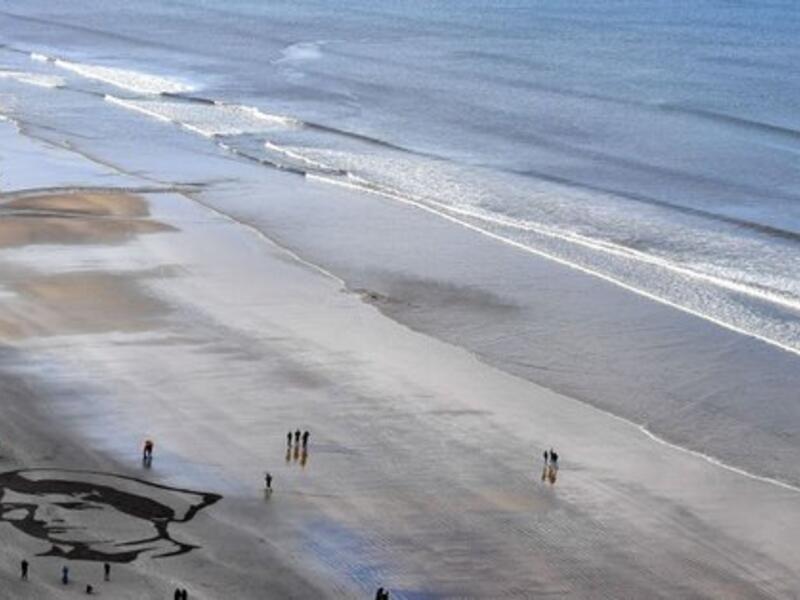 Artists create giant portraits on UK beaches, honoring World War I soldiers for the 100th anniversary of Armistice Day (Twitter)
