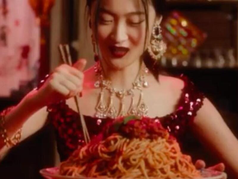 This Chinese model claims the 'racist' Dolce & Gabbana advert nearly ruined her (Twitter)