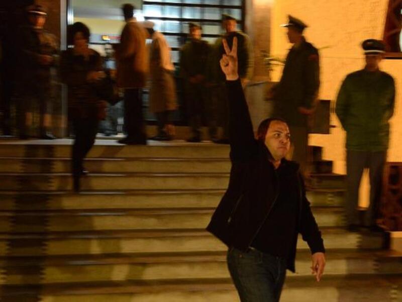 A relative of a member of Moroccan security forces killed in clashes with Sahrawis in November 2010 shouts slogans outside the court house in Rabat. (AFP PHOTO/FADEL SENNA)