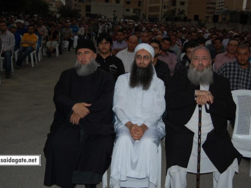 اشتهر  بـ "الاسير" وهو لقب عرفت به عائلته لان احد اجداده اسر من طرف الفرنسين بمالطة ايام الانتداب الفرنسي على لبنان. واتقن الأسير حفظ وتجويد القران الكريم في السابعة من عمره، وهو امام وخطيب مسجد بلال بن رباح في صيدا.