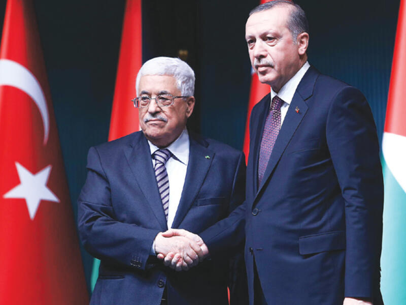 Palestinian President Mahmud Abbas (L) and Turkish President Recep Tayyip Erdogan (R). (AFP/file) 