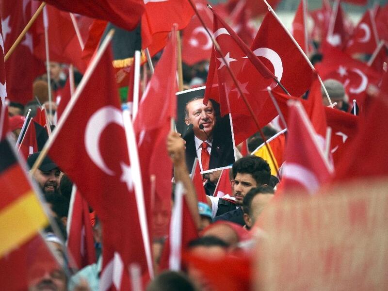Supporters of Turkish President Recep Tayyip Erdogan attend a rally in Cologne, on July 31, 2016. (AFP/Henning Kaiser)