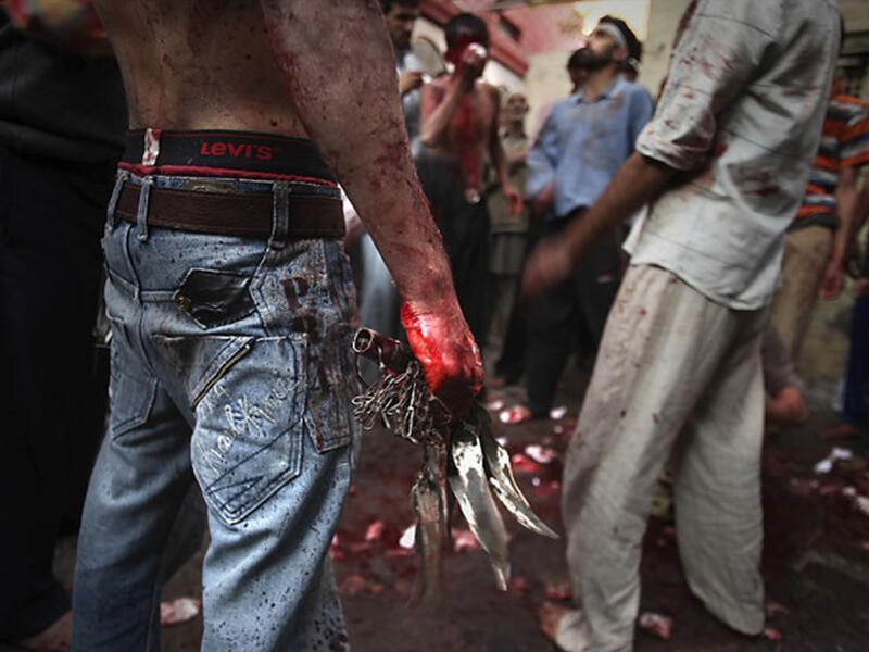 تبعا للشيعة فإن الحسين يشفع للمسلمين وهذا يعطي الحسين رضي الله عنه وظيفة المخلص المباشر للأبد من خلال معاناته وآلامه وتضحيته بنفسه وهذه التضحية بالنفس تذكرنا بعقيدة صلب المسيح في المسيحية مع الاختلاف في الهدف. 