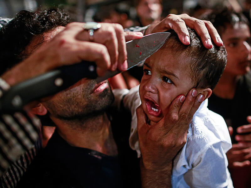 ويقوم الشيعة بإشعال النيران والتي ترمز للحرارة العالية في تلك الصحراء التي مات بها الحسين ويقوم البعض بتمثيل الواقعة وأحداثها والتي أودت بحياة الحسين وآل بيته في نهايتها ، ويقومون بعمل (موكب الحسين) .