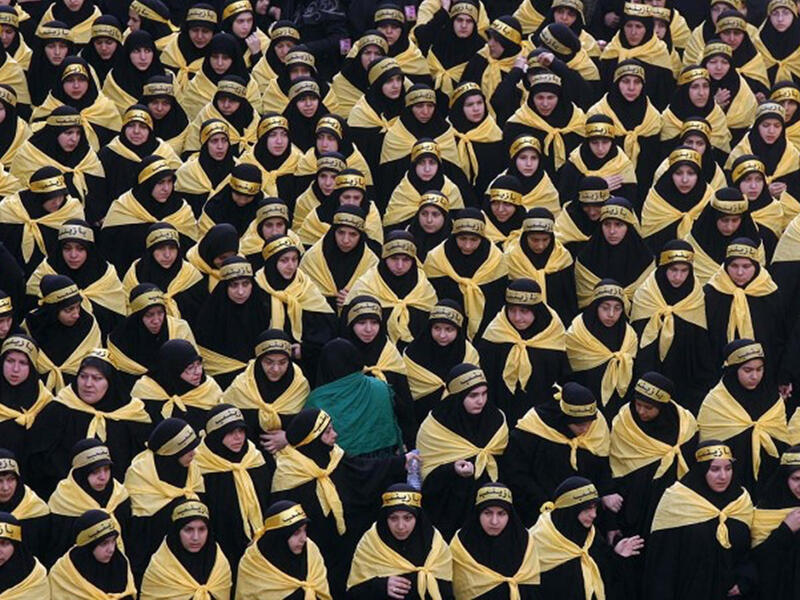 مجموعة تحتفل بمعاناة الحسين بارتداء الملابس السوداء وعزف الألحان والأناشيد والعروض المسرحية والمواكب في الشوارع والميادين ومجموعة تجلد نفسها بالسيوف والسلاسل على منطقة الصدر والظهر.