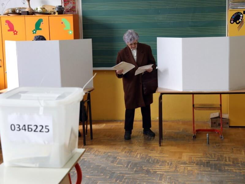 A woman casts her ballot at a voting station, in Banja Luka, on October 7, 2018, as Bosnia and Herzegovina holds it's general elections. (MILAN RADULOVIC / AFP)