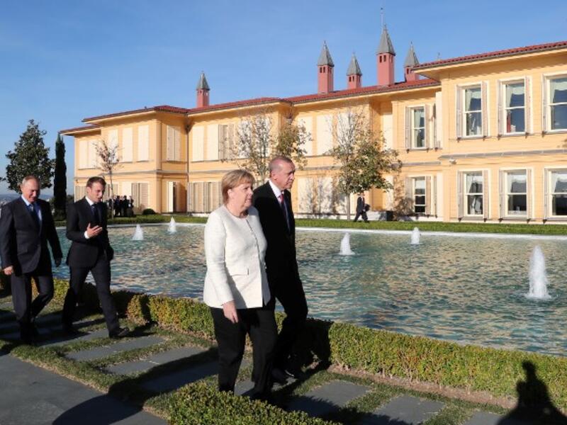 (From L) Russian President Vladimir Putin, French President Emmanuel Macron, German Chancellor Angela Merkel, and Turkish President Recep Tayyip Erdogan walk in the garden of the Vahdettin Mansion in Istanbul, on October 27, 2018. (Kayhan OZER / POOL / AFP)