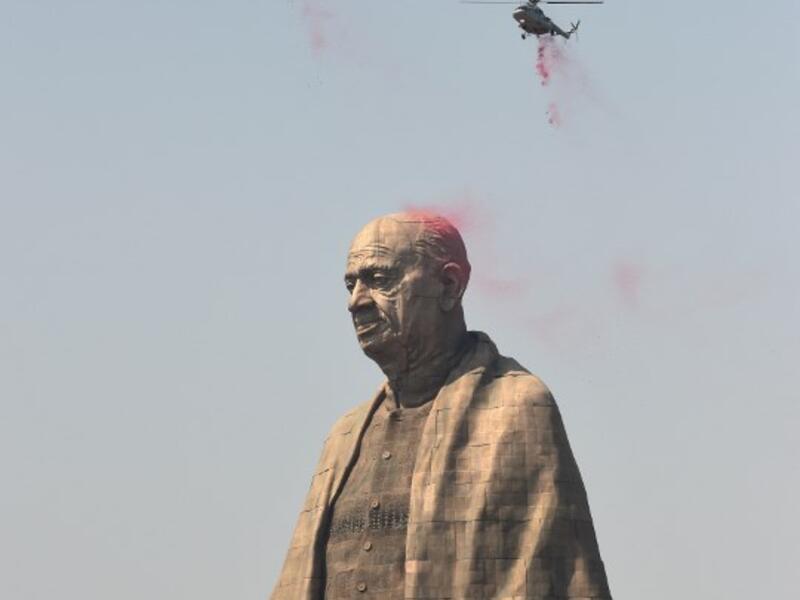 Indian Air Force helicopters shower rose petals on the "Statue Of Unity", the world's tallest statue. (SAM PANTHAKY / AFP)