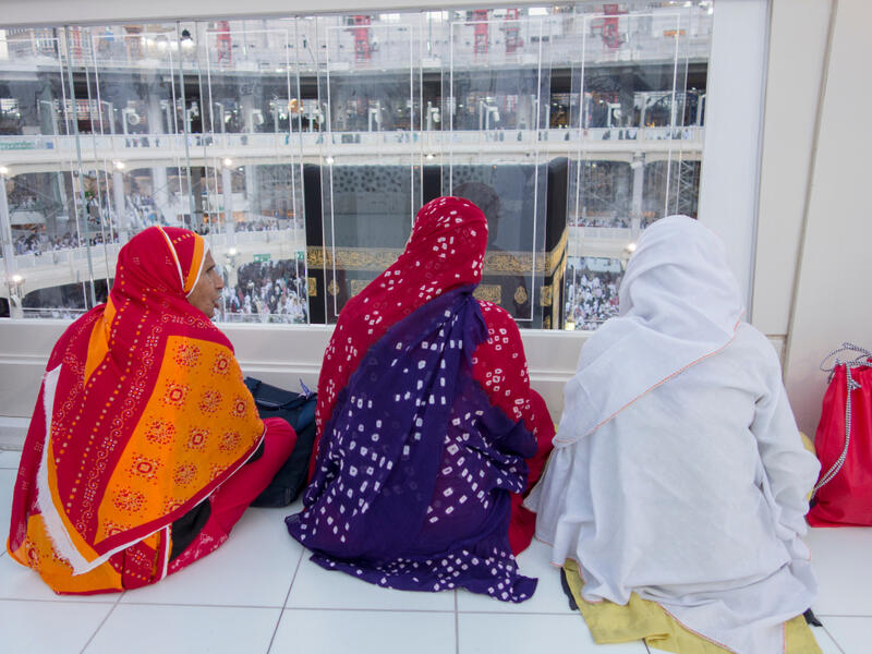 Three Muslim women watch the Kaabah in Makkah, Saudi Arabia (Shutterstock/File Photo)