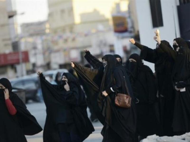 Bahraini women shout slogans during clashes with riot police in the village of Daih, west of the capital Manama, on January 4, 2016. (AFP/ File Photo)