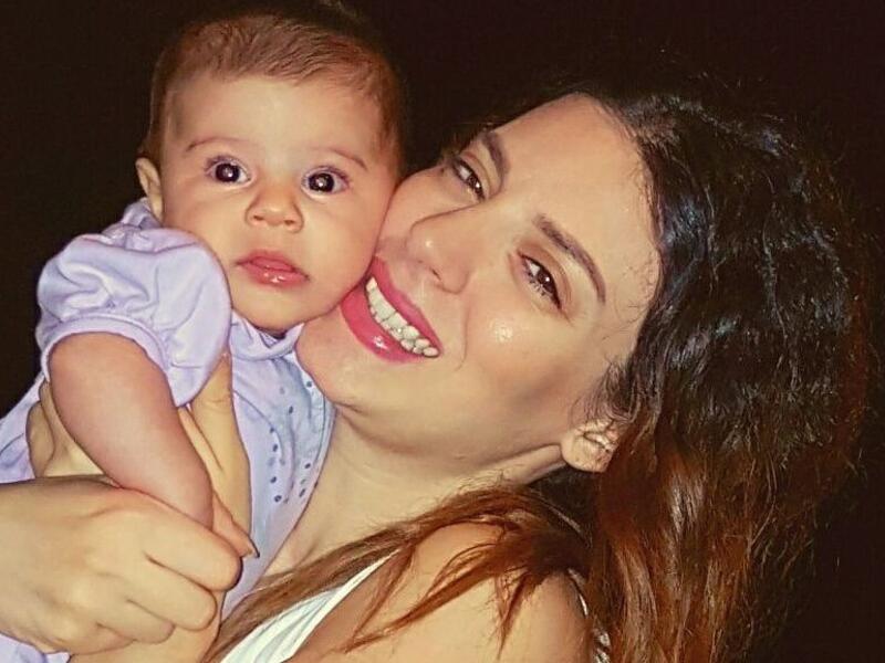 نشرت الفنّانة التونسيّة بهاء الكافي عبر حسابها الرسمي على “انستغرام” صورة لها، برفقة طفلتها جويا، التي ظهرت ملامح وجهها شبيهة بعض الشيء بوالدتها. وعلّقت بهاء على الصورة، وكتبت: “عالسلامة.. جمعة مباركة ليكم الكل مني ومن جويا.. توحشتكم.”