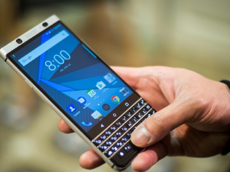 BlackBerry KEYone : 
سيكون مزودًا بلوحة مفاتيح كاملة في عودة إلى البداية، وسيأتي مع شاشة بحجم 5.5 إنش بدقة وضوح 1280 × 720 بيكسل، وسيضم معالجا من كوالكوم من نوع Snapdragon 425، بالإضافة إلى 4 جيجابايت من ذاكرة الوصول العشوائية، مع مساحة تخزين داخلية 32 جيجابايت.