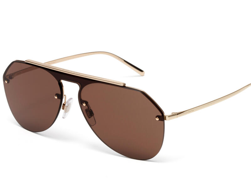 Pilot sunglasses with a thin metal frame. The front piece has a distinctive 45° cut, one of the hallmarks of the Dolce&Gabbana style. The logo is engraved on the temple and also on the upper part of the bridge. Sporty and sophisticated, the model comes in the variants: matte black or gunmetal with tone on tone lens and gold with brown lens. 