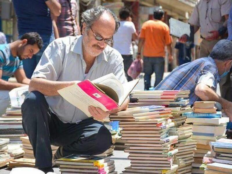 People browse through the books (Twitter)