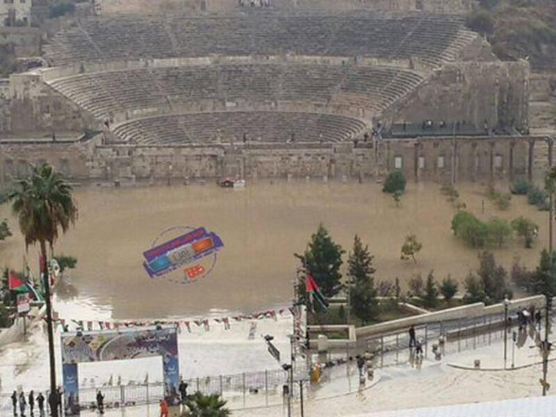 ومن أكثر التعليقات التي لاقت رواجاً في موقع تويتر كان :"ما حد فاهم سياسيات أمانة عمان المغزى من عدم وجود بنيه تحتيه هو تحويل عمان لتصبح مثل البندقية في ايطاليا".