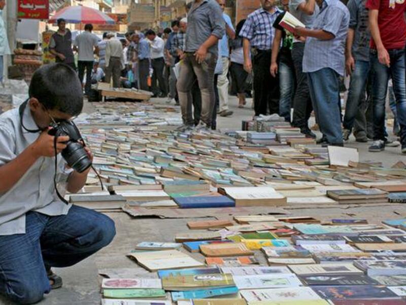 People browsing the books  in al-Mutanabbi Street in Baghdad (Twitter)